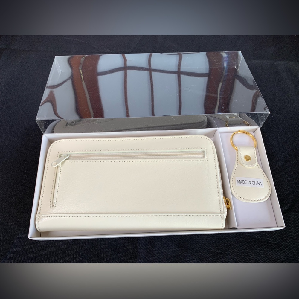 NWOT Wonen’s Wallet & Key Ring. Cream color